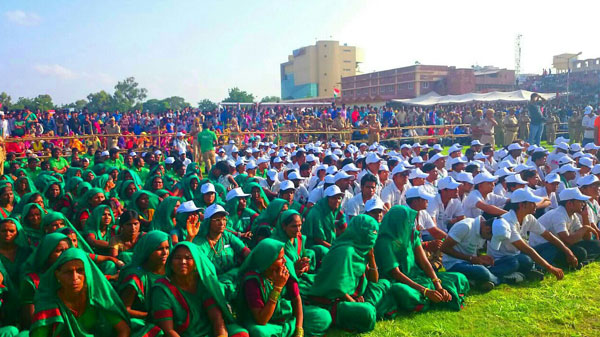 Waste pickers and volunteers wait for Mr Aamir Khan's arrival