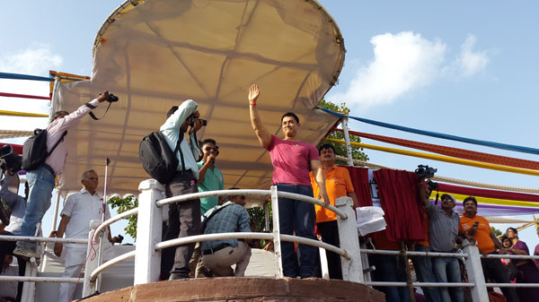 Mr Aamir Khan arrives at the stadium and greets the crowd