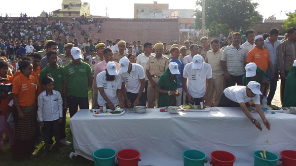 Volunteers of the SLRM programme segregate dry and wet waste