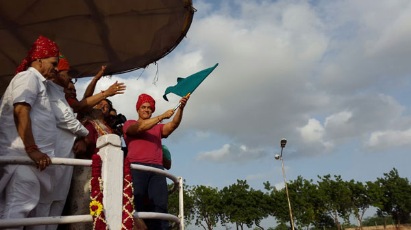 Mr Aamir Khan flags off Jodhpur's battery-operated tricycle initiative for collecting waste