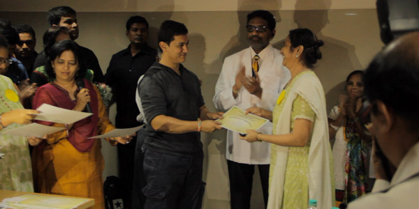 Aamir Khan visits the R.N. Cooper Hospital in Mumbai