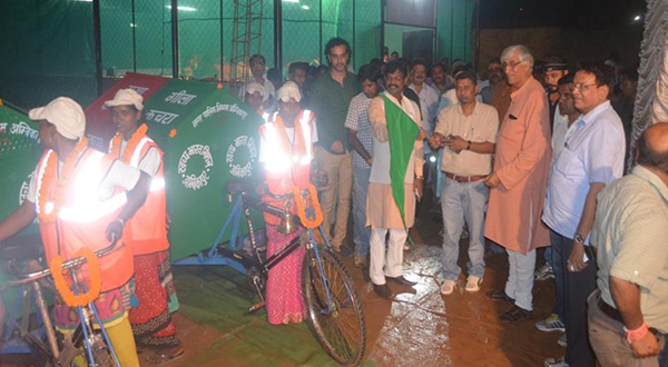 The mayor of Ambikapur flags off two tricycles for door-to-door waste collection